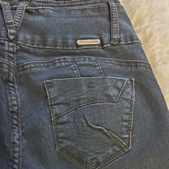 HIGH WAIST DARK WASH BOOTY POPPING DENIM CAPRIS - Picture 10 of 13